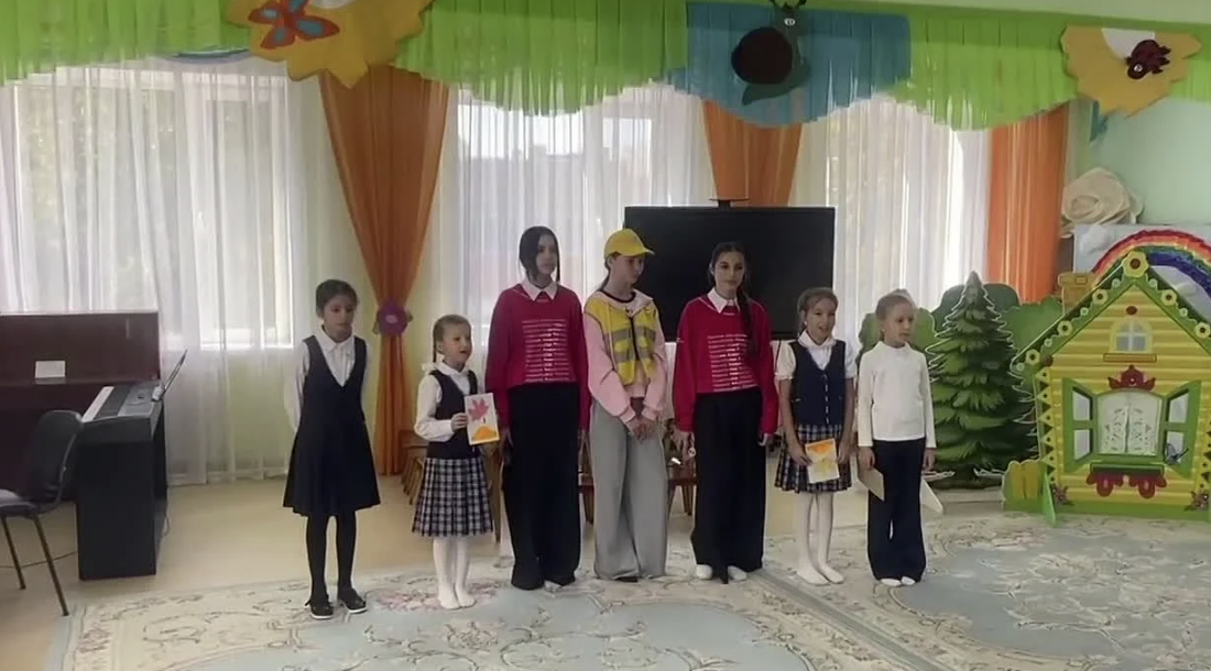 Актанышның 1нче мәктәбе укучылары тәрбиячеләрне бәйрәм белән котлады