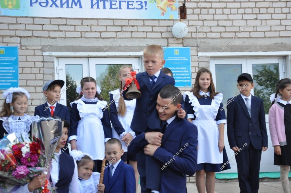 ШӘП БҮЛӘК: Белем бәйрәмендә районның бер мәктәбенә Миңнеханов 50 мең сумлык сертификат тапшырды! (+ ФОТОЛАР)