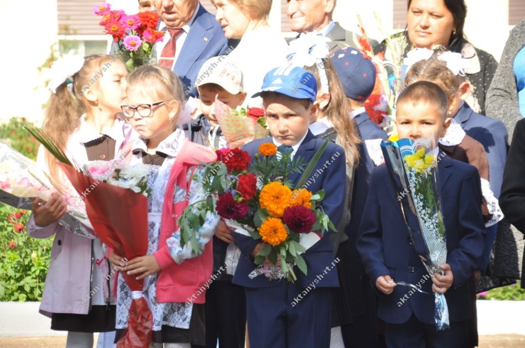 ШӘП БҮЛӘК: Белем бәйрәмендә районның бер мәктәбенә Миңнеханов 50 мең сумлык сертификат тапшырды! (+ ФОТОЛАР)