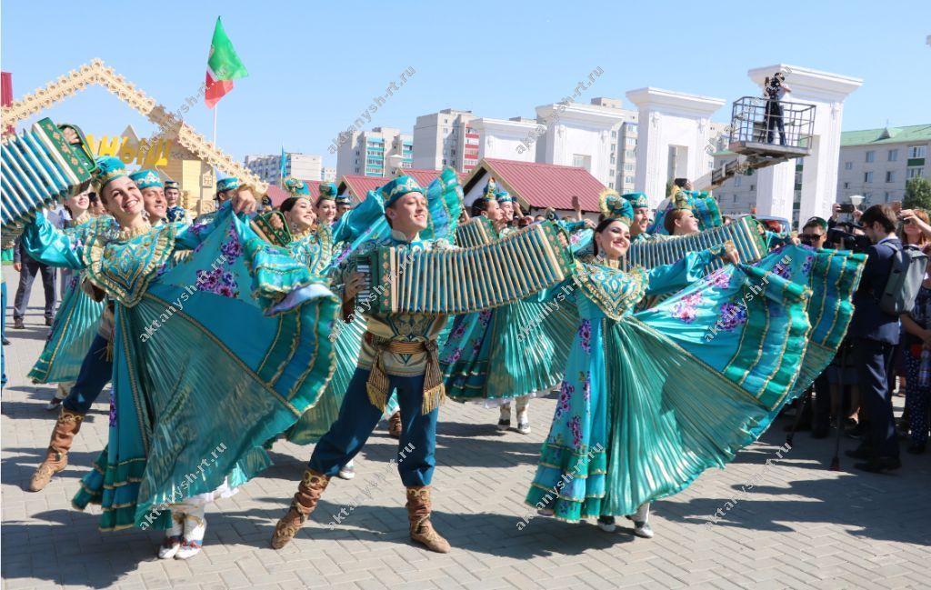 МИЛЛИ БӘЙРӘМ: Казахстан  белән Актаныш арасын Сабантуй якынайтты (+БЕЗНЕҢ ФОТОРЕПОРТАЖ)