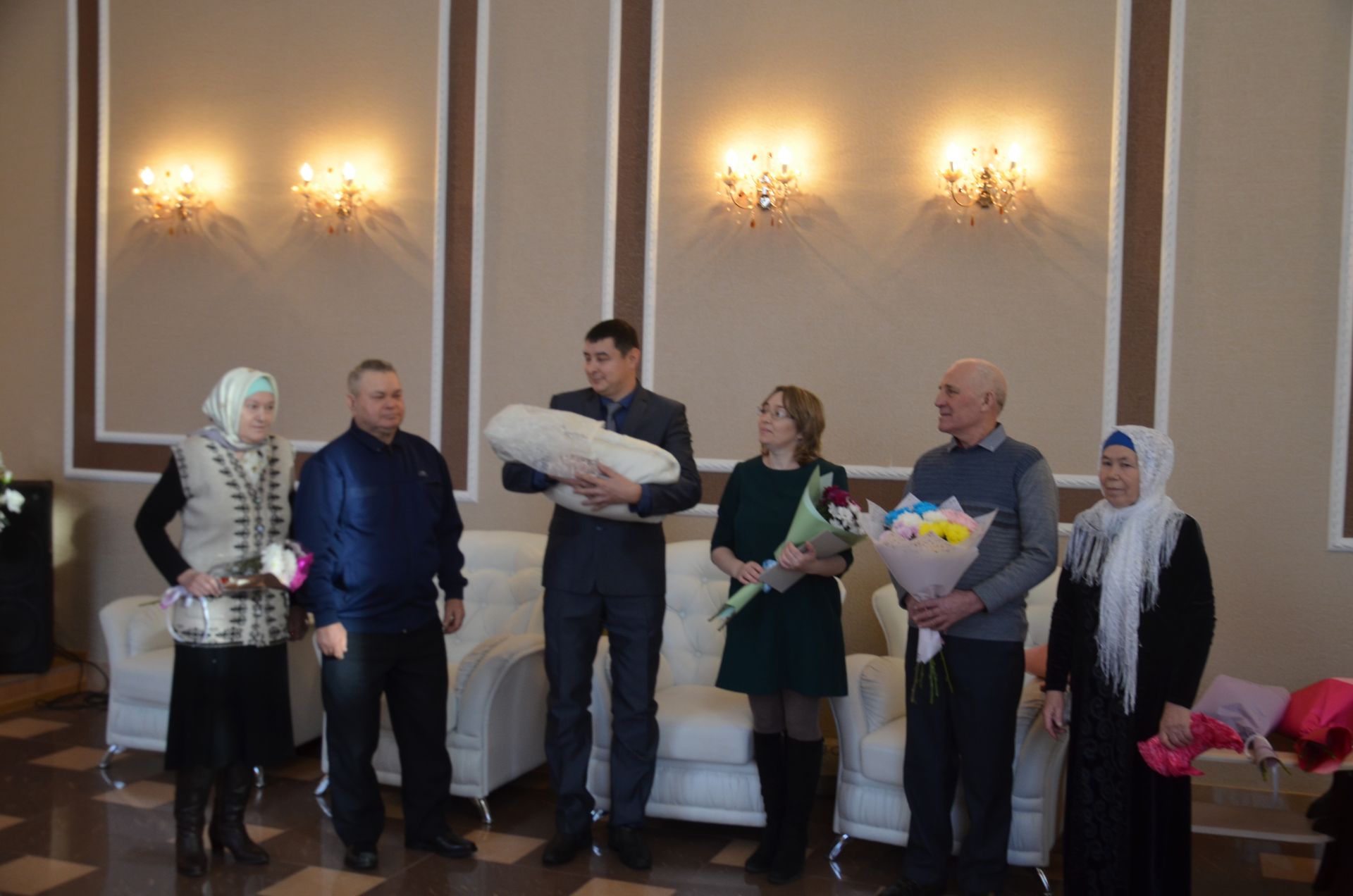 Бикмухаметовлар һәм Шакировлар гаиләләренә ана капиталы алуга сертификатлар тапшырылды.
