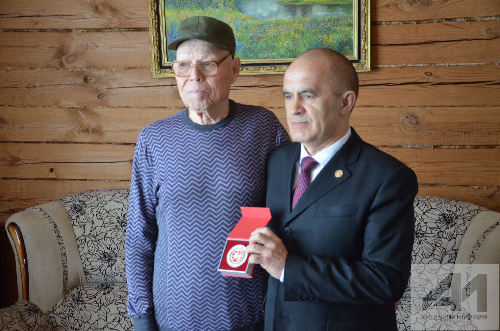 ТАССРның 100 еллык медальләре тапшырылды