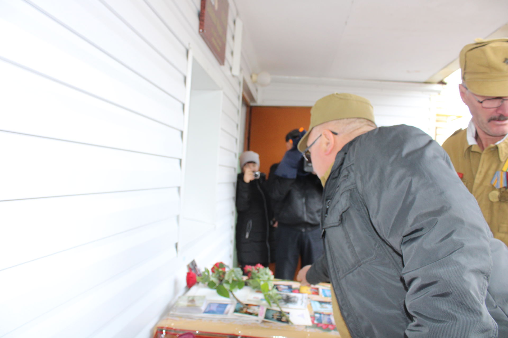 Чечен сугышында катнашкан ветеран Салават Мусин яшәгән йортка истәлек тактасы кую тантанасыннан фоторепортаж