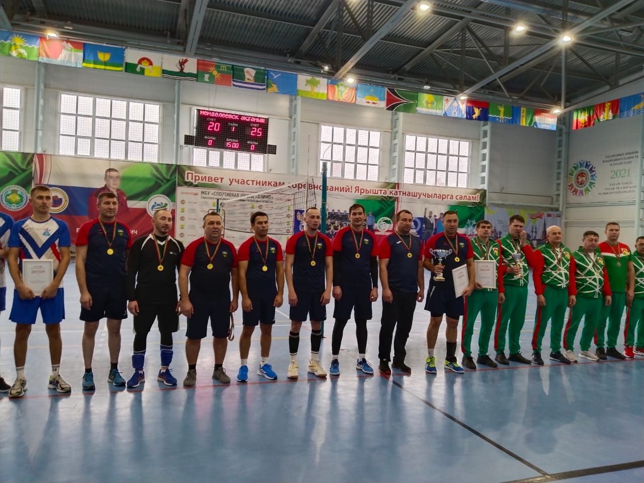 Республика волейбол турнирында чемпион исемен яулаган җитәкчеләрне район башлыгы Ленар Зарипов котлады
