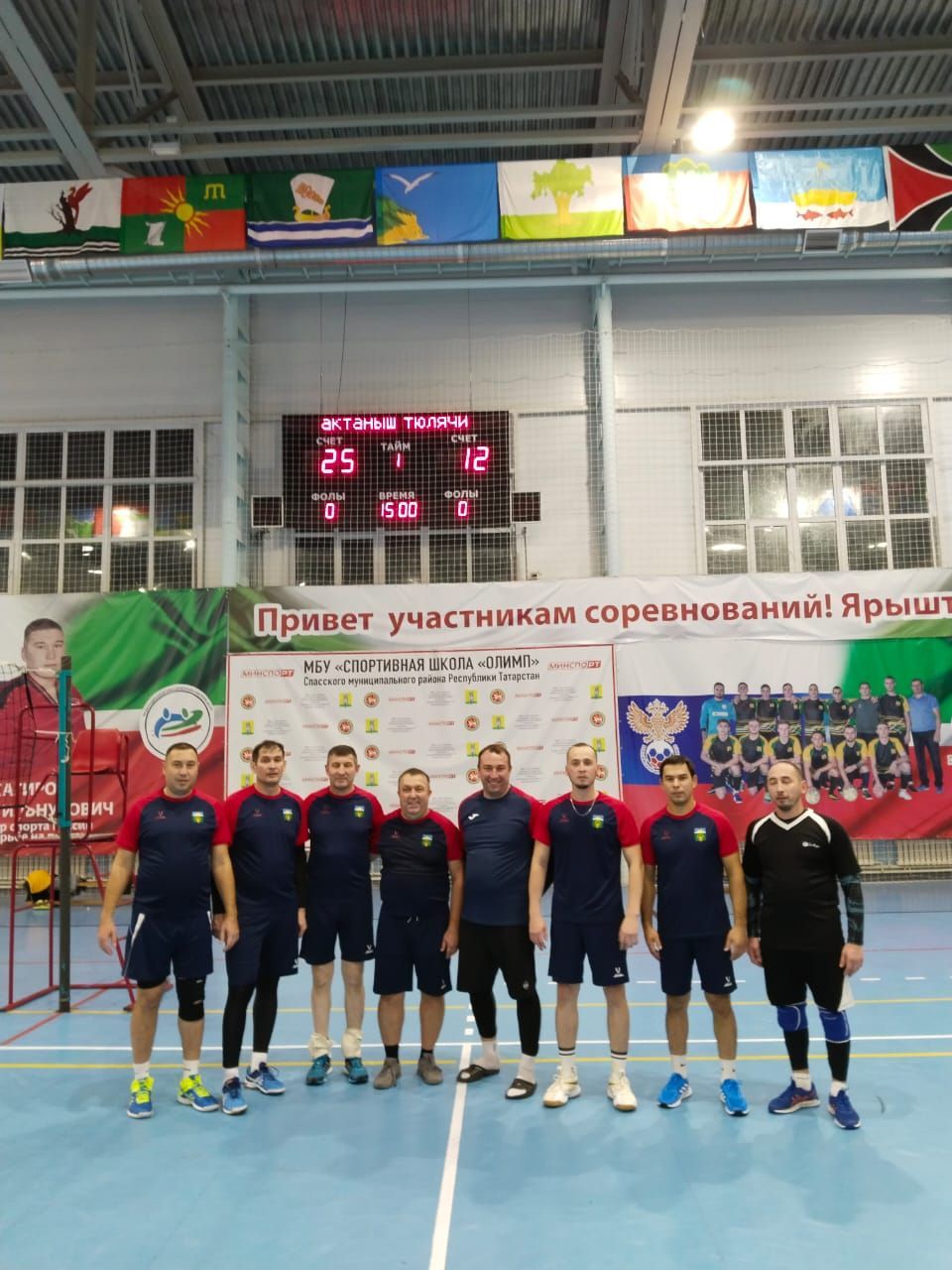 Республика волейбол турнирында чемпион исемен яулаган җитәкчеләрне район башлыгы Ленар Зарипов котлады