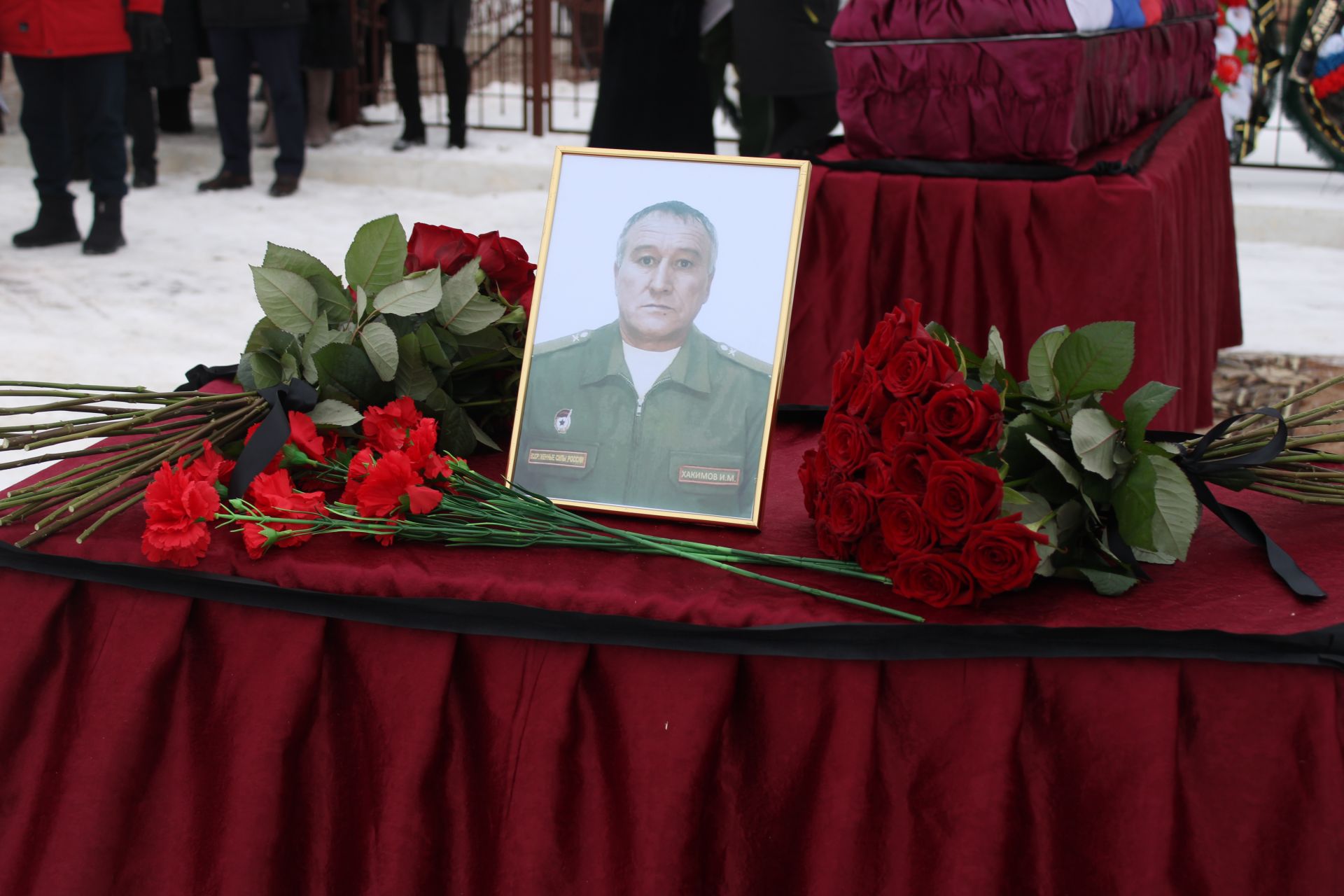 Әтәс җирлегендә хәрби операциядә һәлак булган Әфган сугышы ветераны Илсур Хәкимовны соңгы юлга озаттылар (фоторепортаж)