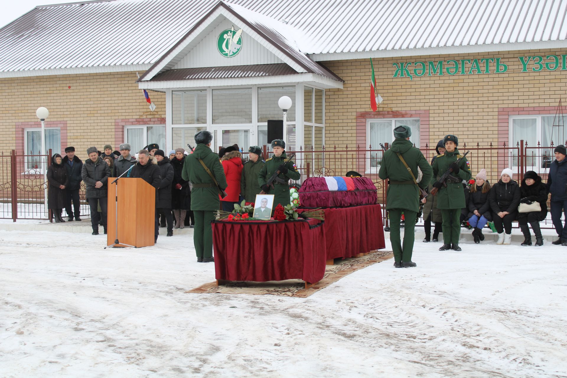 Әтәс җирлегендә хәрби операциядә һәлак булган Әфган сугышы ветераны Илсур Хәкимовны соңгы юлга озаттылар (фоторепортаж)