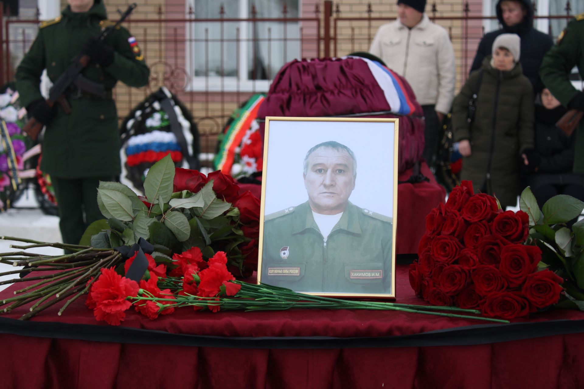 Әтәс җирлегендә хәрби операциядә һәлак булган Әфган сугышы ветераны Илсур Хәкимовны соңгы юлга озаттылар (фоторепортаж)
