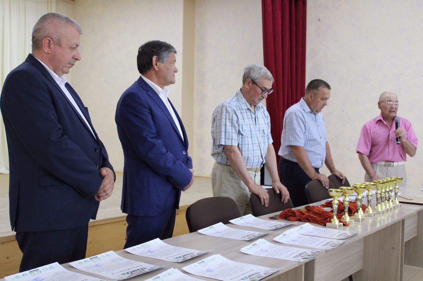 Районның спорт җитәкчеләре һәм "БлагоДарение" хәйрия фонды директоры Фәрит Салихов республикакүләм шахмат ярышы җиңүчеләрен котлады