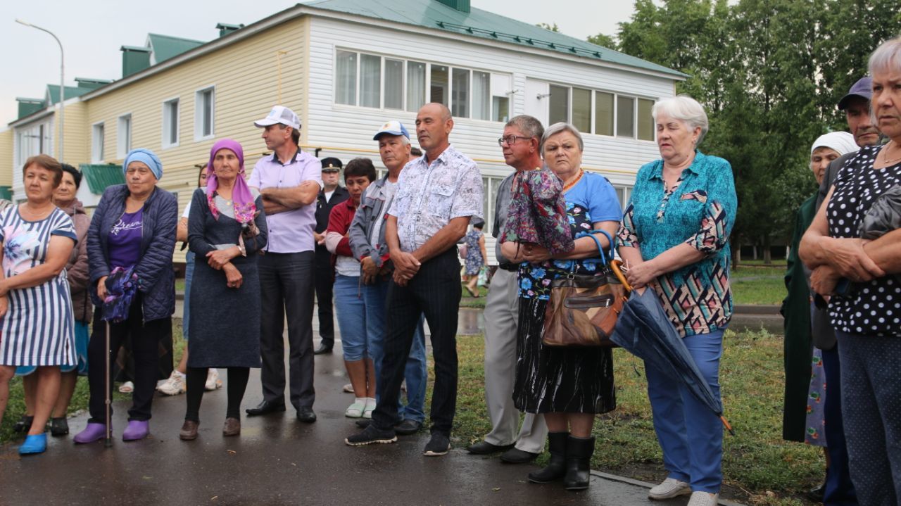 Район җитәкчесе Ленар Зарипов "Безнең ишегалды" программасы буенча төзекләндерелгән 4 кварталда яшәүчеләр белән очрашты