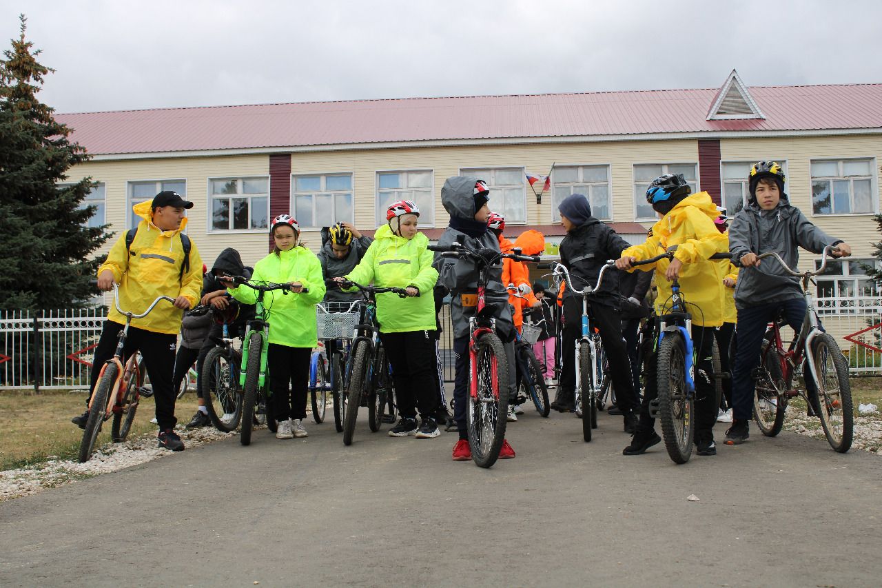 Яңа Әлем мәктәбе укучылары район авыллары буенча туристик велосәяхәткә чыкты (фоторепортаж)
