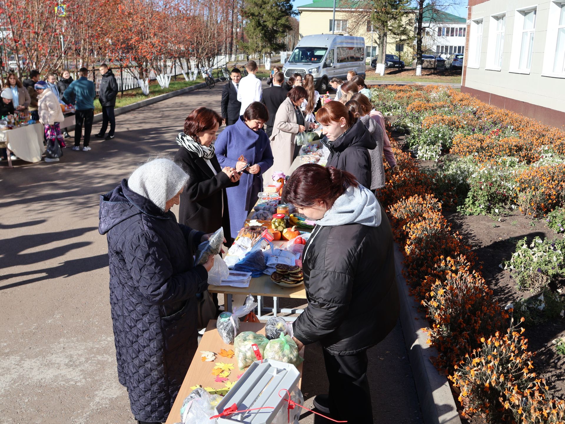 Актанышның беренче санлы мәктәбенең хәйрия ярминкәсеннән безнең фоторепотаж