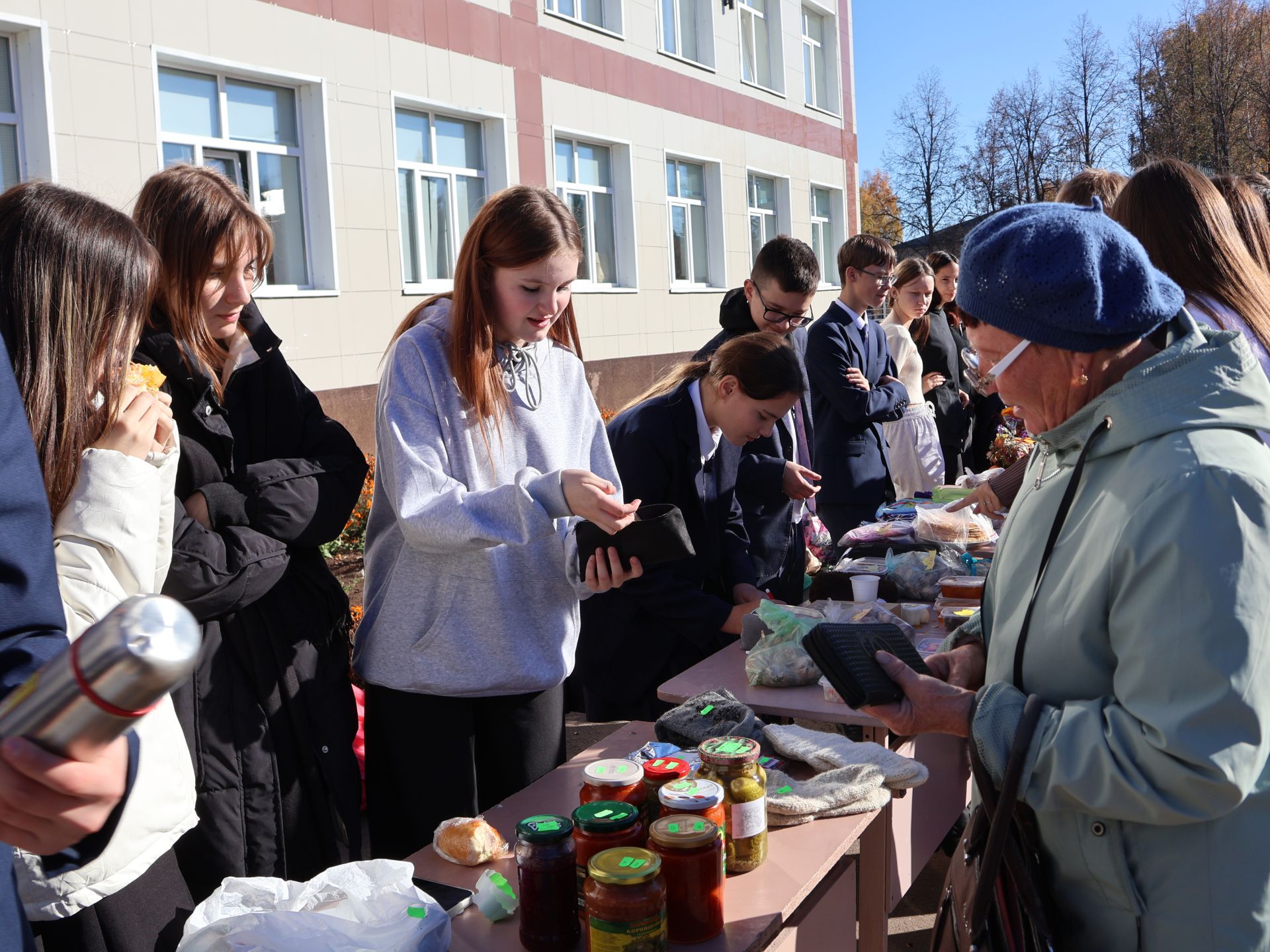 Актанышның беренче санлы мәктәбенең хәйрия ярминкәсеннән безнең фоторепотаж