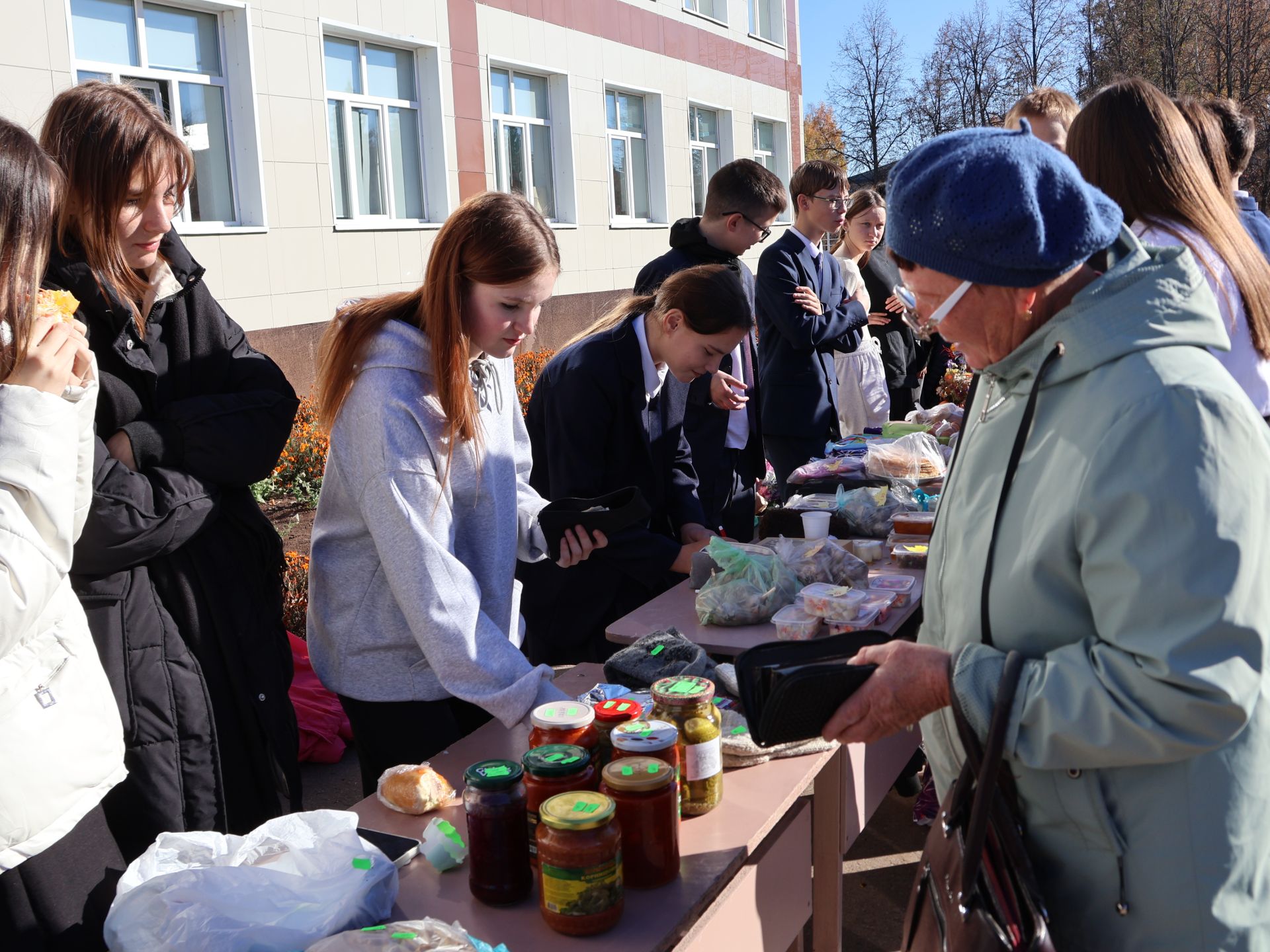 Актанышның беренче санлы мәктәбенең хәйрия ярминкәсеннән безнең фоторепотаж