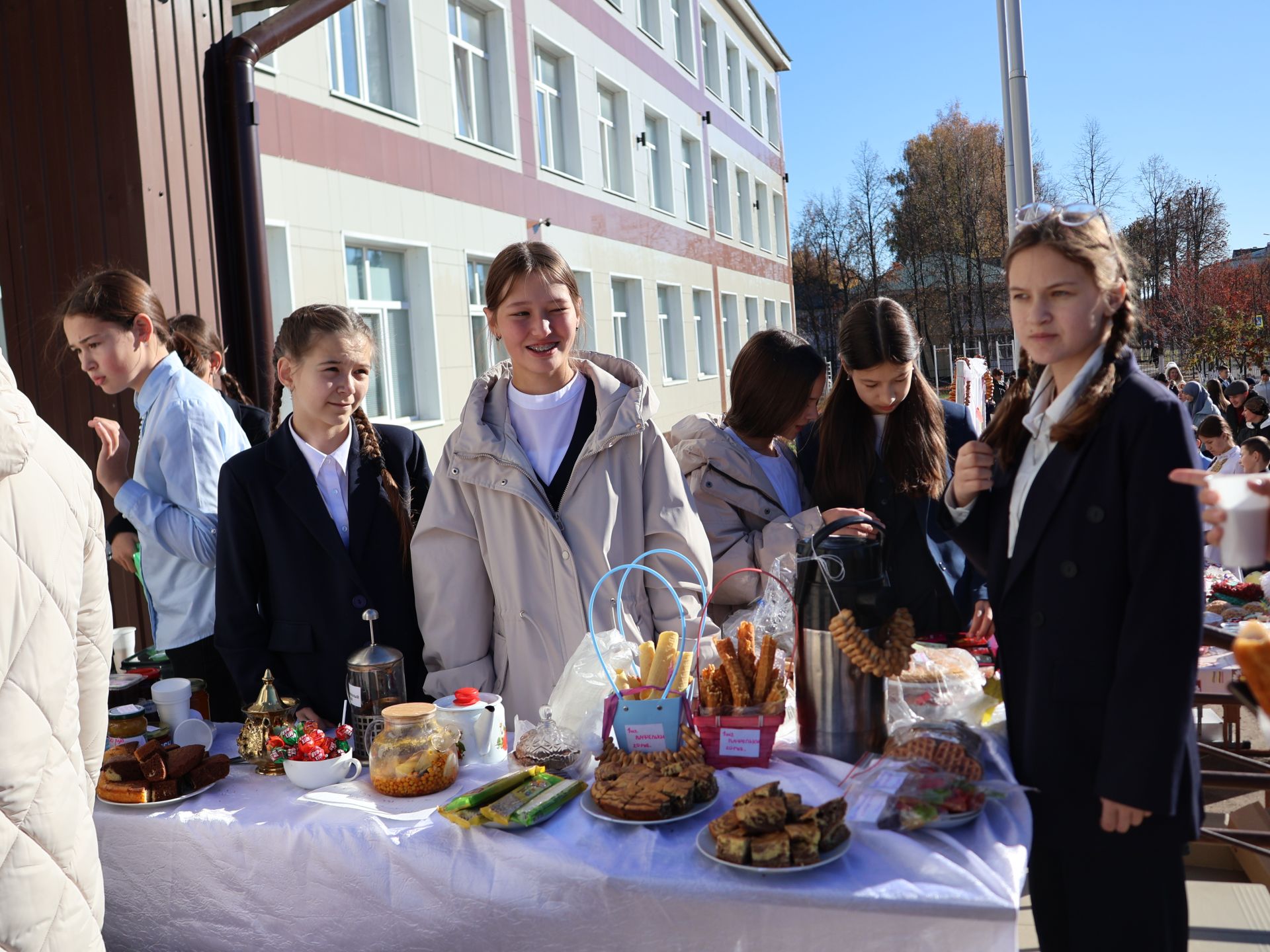 Актанышның беренче санлы мәктәбенең хәйрия ярминкәсеннән безнең фоторепотаж