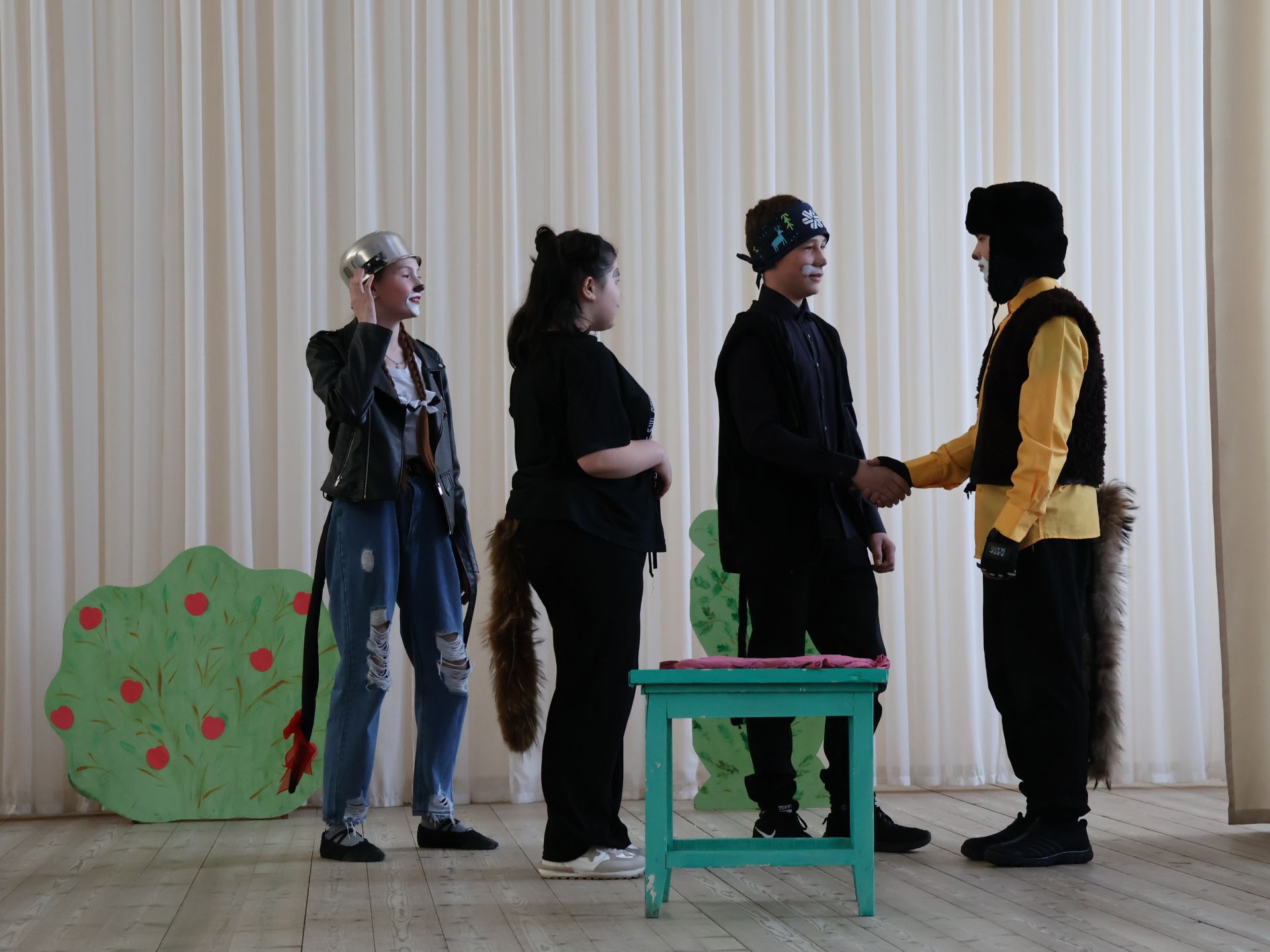 Актанышта театр көннәре: Балалар бакчалары сабыйларыннан алып унберенче сыйныфларга кадәр спектакль куя