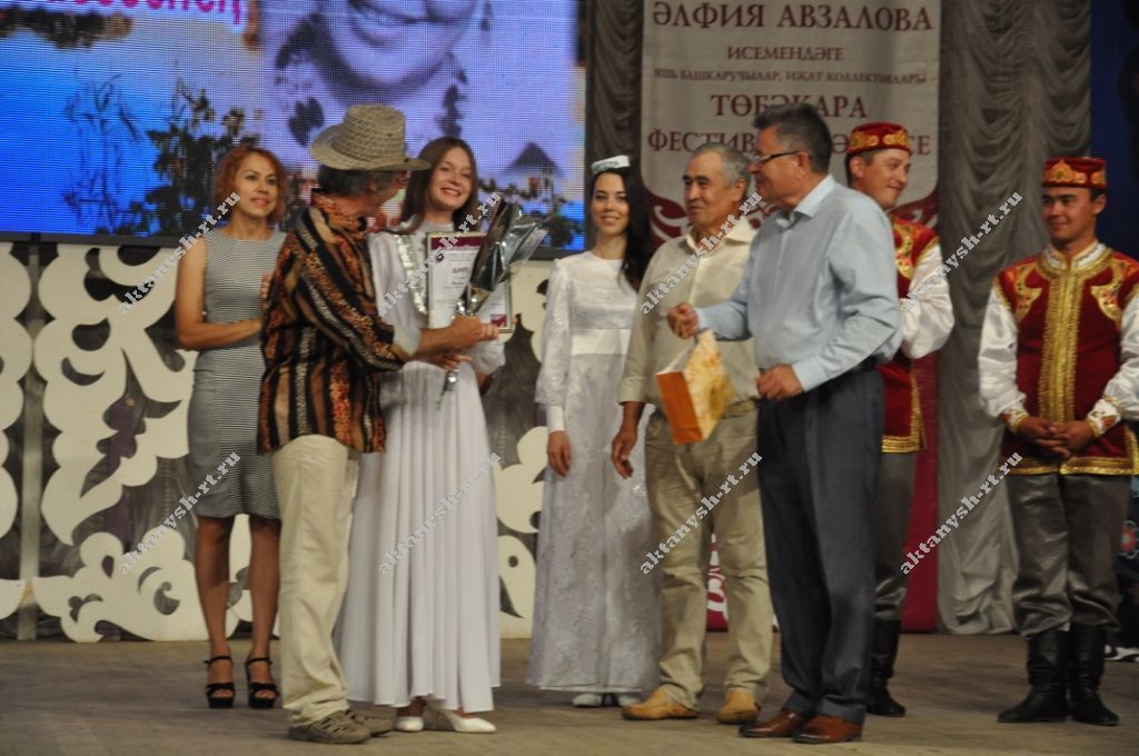 Әлфия Авзалова исемендәге I Халыкара фестивальдә III урын яулаучыларны бүләкләү мизгелләре