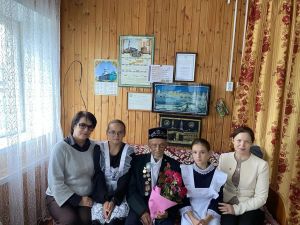 101 яшьлек ветераныбызга – укучылардан җылы котлау
