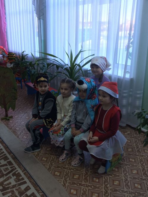 Иске Сәфәр балалар бакчасына йөрүче нәниләр Шарль Перрога багышланган әдәби кунакханәдә булдылар
