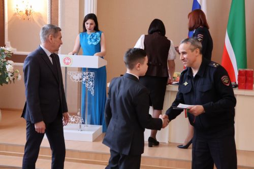 Шәхесне раслаучы документ тапланмасын, яшьләр!
