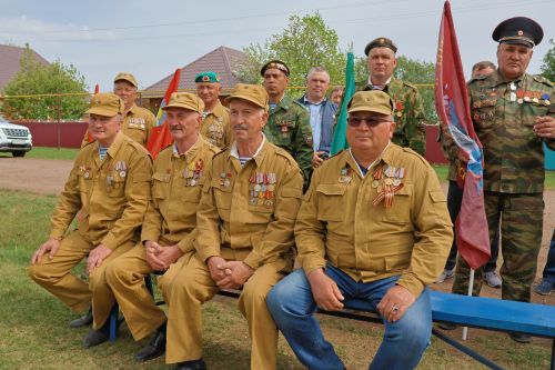 Кәзкәйдә Чечня сугышы ветераны, «Батырлык өчен» медале иясе Разил Вәлиев яшәгән йортка хәтер тактасы куелды (видео һәм фото)