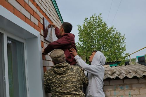 Кәзкәйдә Чечня сугышы ветераны, «Батырлык өчен» медале иясе Разил Вәлиев яшәгән йортка хәтер тактасы куелды (видео һәм фото)