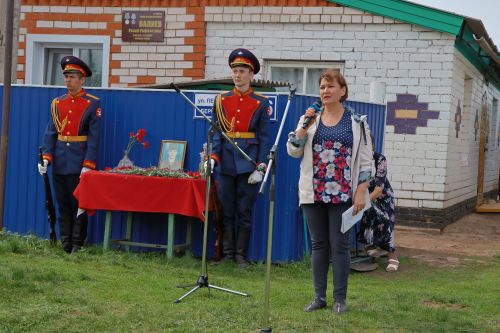 Кәзкәйдә Чечня сугышы ветераны, «Батырлык өчен» медале иясе Разил Вәлиев яшәгән йортка хәтер тактасы куелды (видео һәм фото)