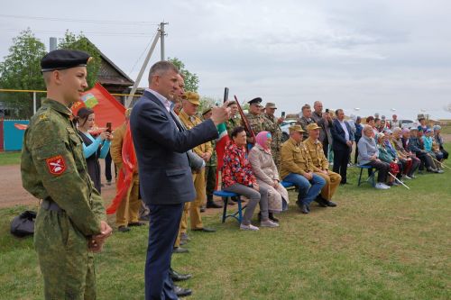 Кәзкәйдә Чечня сугышы ветераны, «Батырлык өчен» медале иясе Разил Вәлиев яшәгән йортка хәтер тактасы куелды (видео һәм фото)