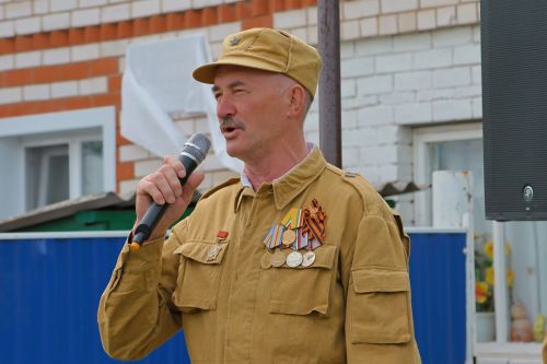 Кәзкәйдә Чечня сугышы ветераны, «Батырлык өчен» медале иясе Разил Вәлиев яшәгән йортка хәтер тактасы куелды (видео һәм фото)