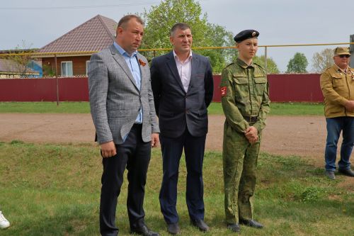 Кәзкәйдә Чечня сугышы ветераны, «Батырлык өчен» медале иясе Разил Вәлиев яшәгән йортка хәтер тактасы куелды (видео һәм фото)