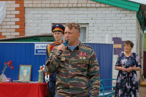 Кәзкәйдә Чечня сугышы ветераны, «Батырлык өчен» медале иясе Разил Вәлиев яшәгән йортка хәтер тактасы куелды (видео һәм фото)