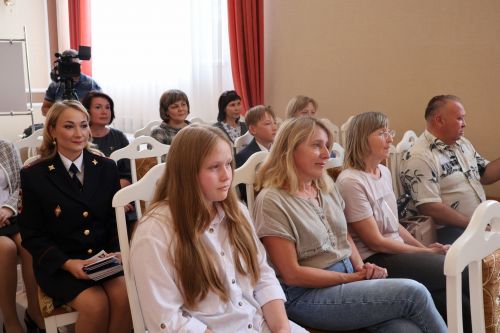 Тормыш документыгыз котлы булсын: Россия Флагы көнендә районыбыз яшьләренә паспортлар тапшырылды (фотолар)