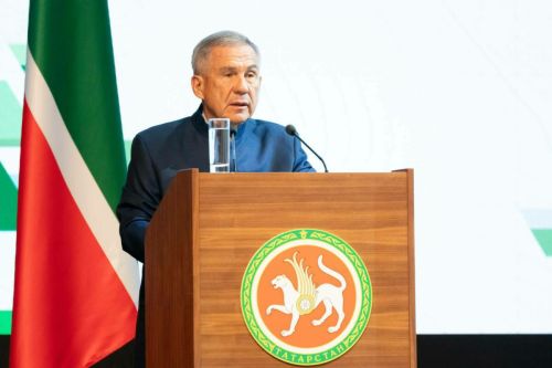 Миңнеханов Татарстан гербы һәм флагының патриотик әһәмиятен билгеләп үтте