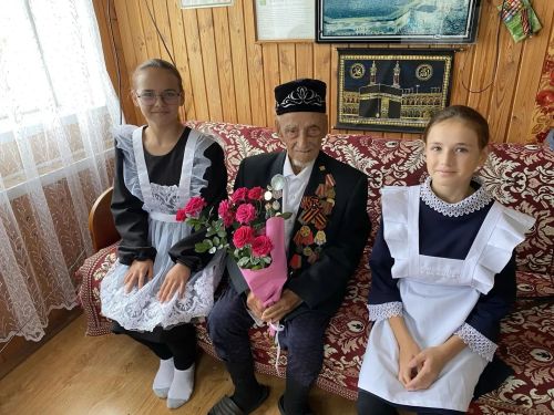 101 яшьлек ветераныбызга – укучылардан җылы котлау