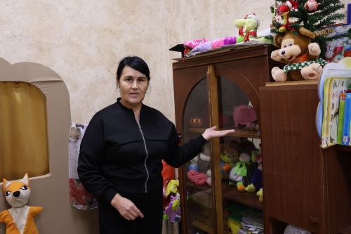 Инглиз телен әниләр белән бергә өйрәнәләр