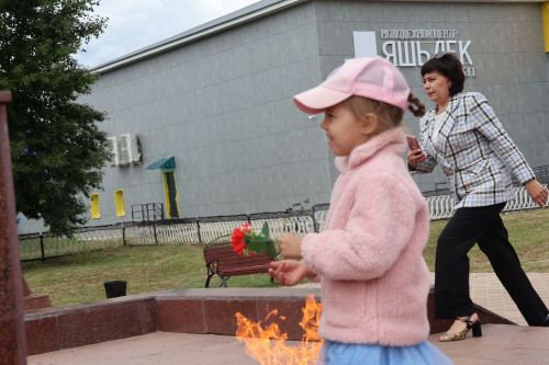 Хәтерләрдә утлы кузлар кебек: Актанышта Хәтер һәм кайгы көненә багышланган митингыннан безнең фоторепортаж