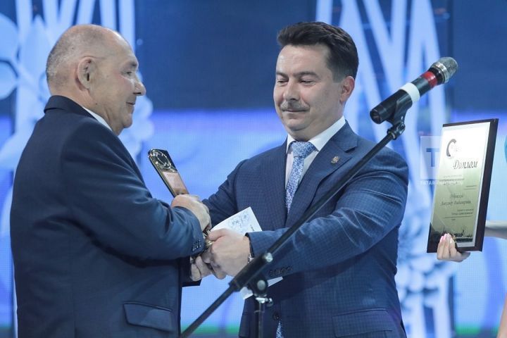 Марат Садыков наградил легенду здравоохранения Татарстана