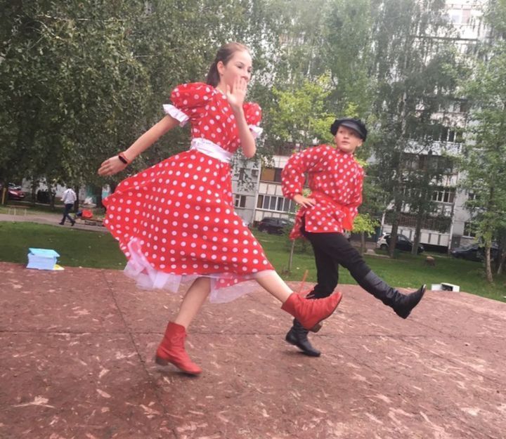 Подростковые клубы поддержали проект партии «Единая Россия» по благоустройству дворов и провели для людей праздник под открытым небом
