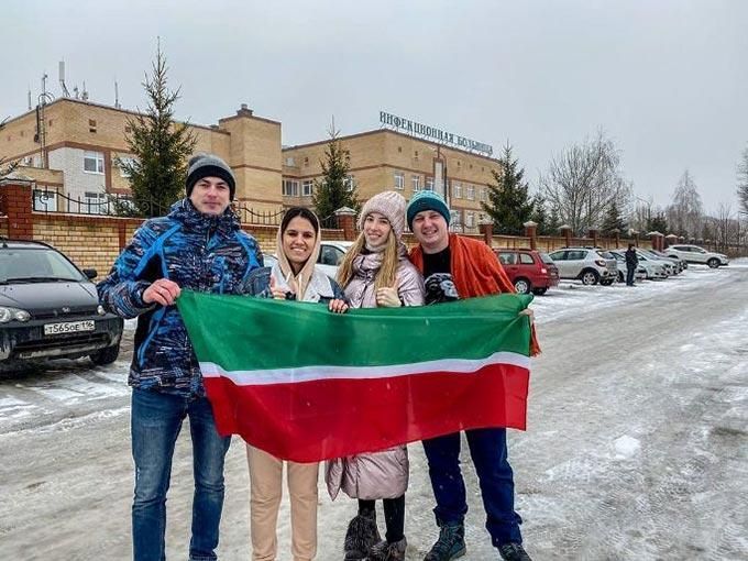 Татар блогерлары карантинда булган авыруларга бүләкләр алып килде