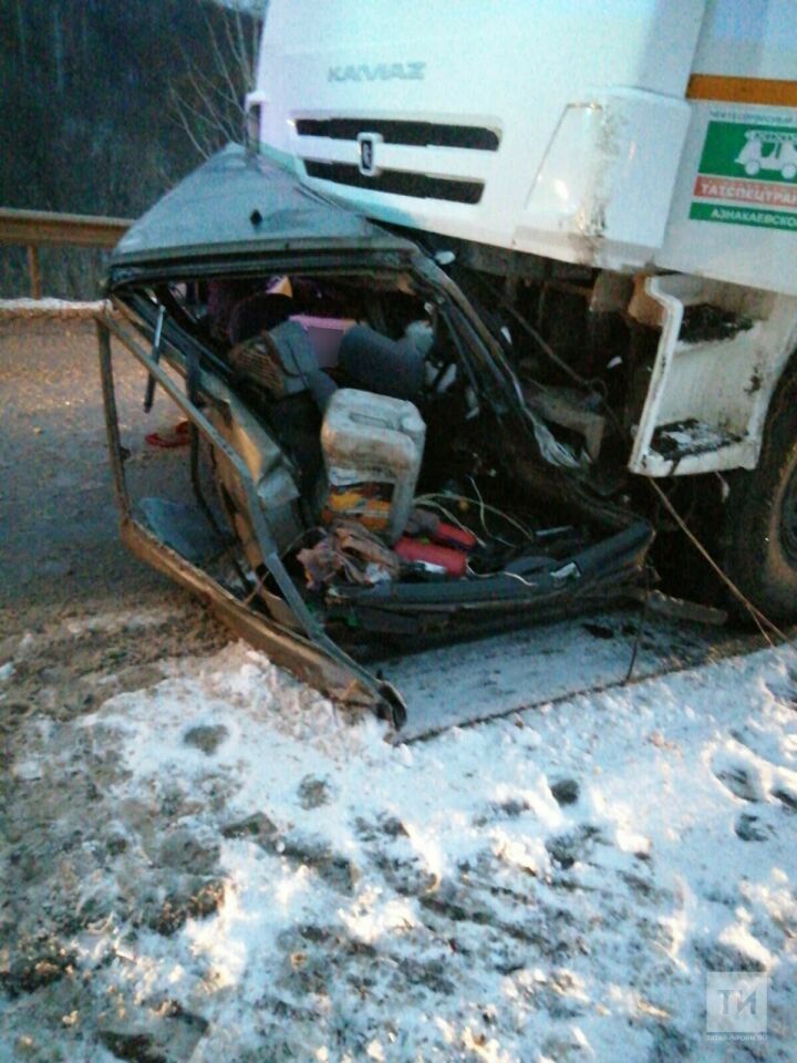 Җиңел автомобиль КамАЗ йөк машинасы астында калып изелгән: югалтулар бар