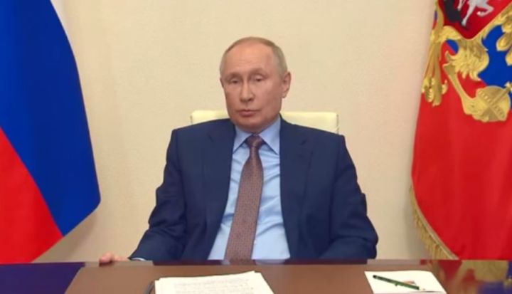 Путин поручил начать выплаты на школьников 2 августа