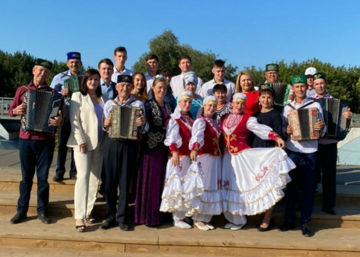 Әнәктә Татарстан Республикасы көне уңаеннан "Ретро моңлы алан" бренд кичәсе узды