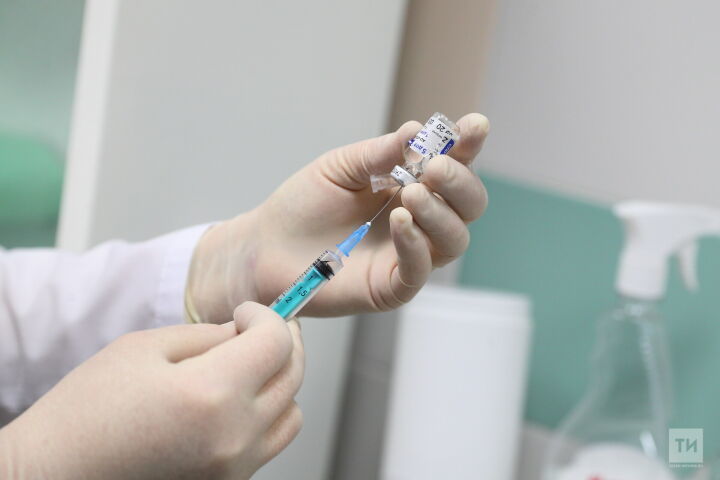 Шәфкать туташы пациентларга ялгышлык белән коронавирустан бишәр доза вакцина кадаган