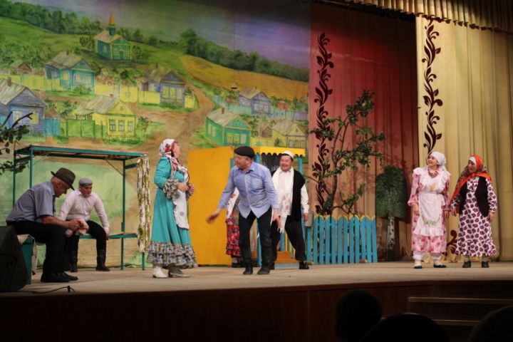 КҮМӘК КӨЧ ТАУ КҮЧЕРӘ: Богады халык театры “Кыз урлау” комедиясендә 18 авылдашны сәхнәгә күтәрде