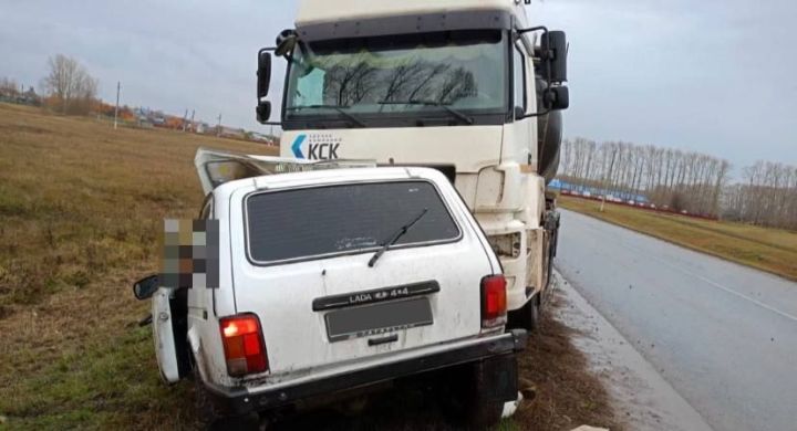 «Нива» автомобиле КамАЗ автомобиле белән бәрелешкән, һәлак булучы бар