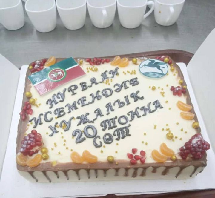 Нур Баян исемендәге хуҗалыкта савымчыларны махсус торт пешереп сыйлаганнар