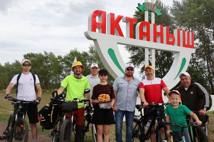Казахстанга юл тоткан велосәяхәтчене каршыладык