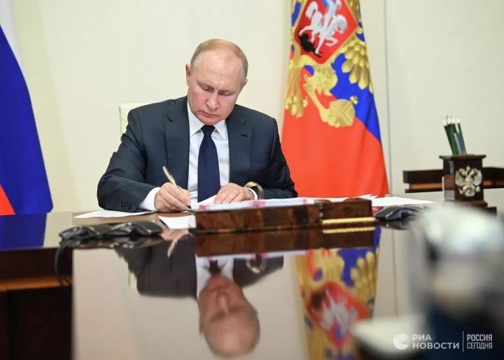 Владимир Путин 2025 елның 1 мартыннан куллану кредитлары яки заемнар бирүне тыюны билгеләргә мөмкинлек бирүче законга кул куйды