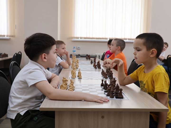 Бүген «Алтынчәч» балалар бакчасына йөрү кызлар һәм малайлар шахмат турнирында көч сынашты