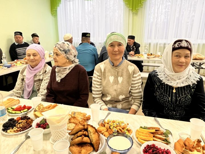 «Ният» хәйрия фонды җитәкчесе Нияз Усманов әнисенең туган авылы Иске Богадыда ифтар мәҗлесе уздырды